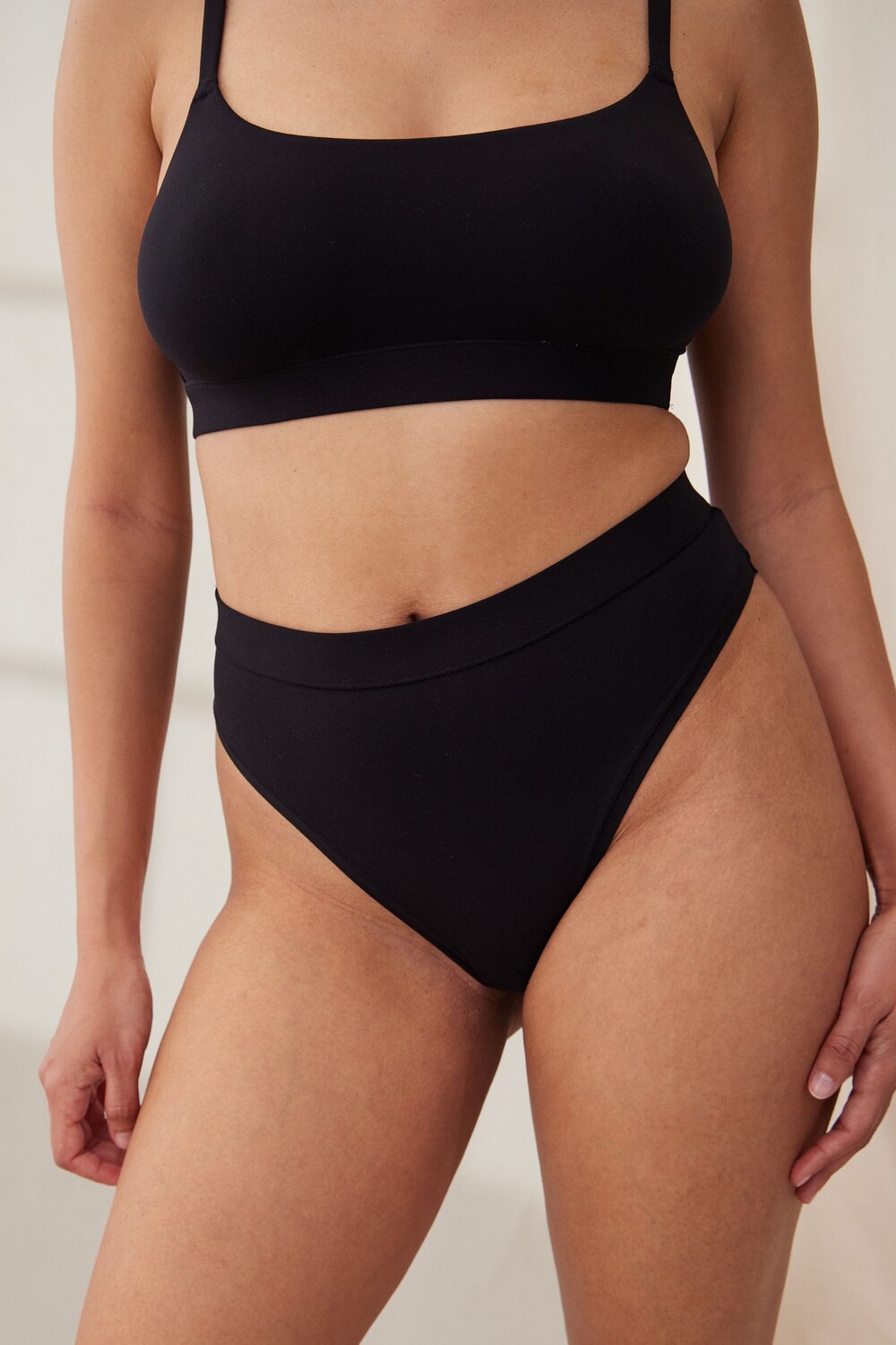 Гладкие комфортные трусики с завышенной талией и высоким вырезом Self., черный 
Гладкие комфортные трусики с завышенной талией и высоким вырезом Self., черный