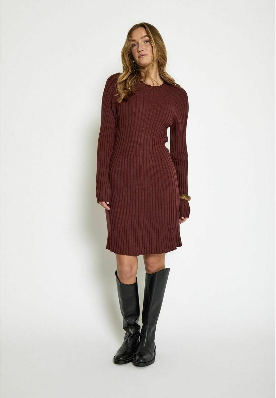 Платье PEPPERCORN ANNA OVER KNEE, Madder Brown/Brown
Платье PEPPERCORN ANNA OVER KNEE, Madder Brown/Brown