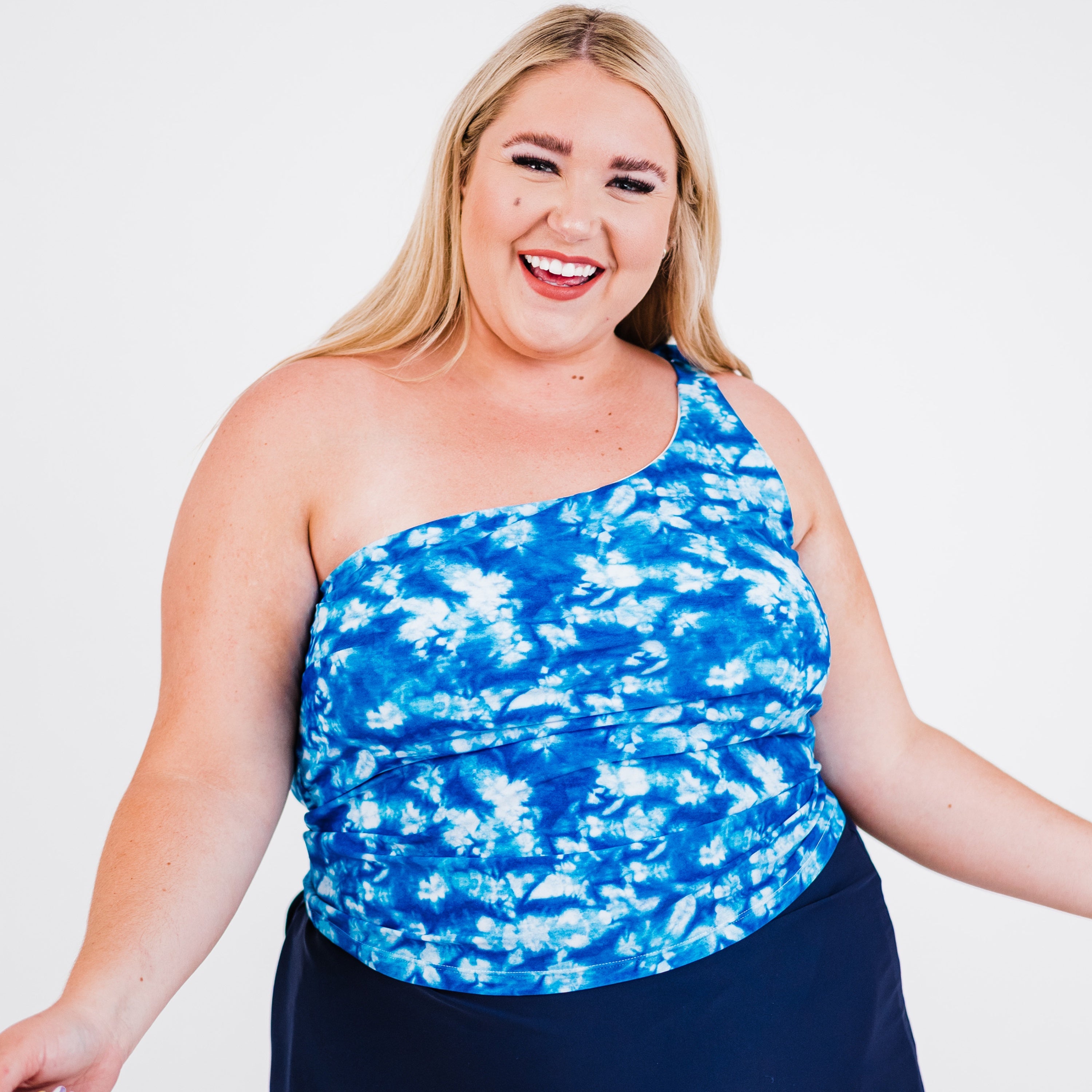 Женский укороченный топ для плавания Layla с одним плечом и встроенным бюстгальтером Calypsa, цвет blue tie dye
Женский укороченный топ для плавания Layla с одним плечом и встроенным бюстгальтером Calypsa, цвет blue tie dye