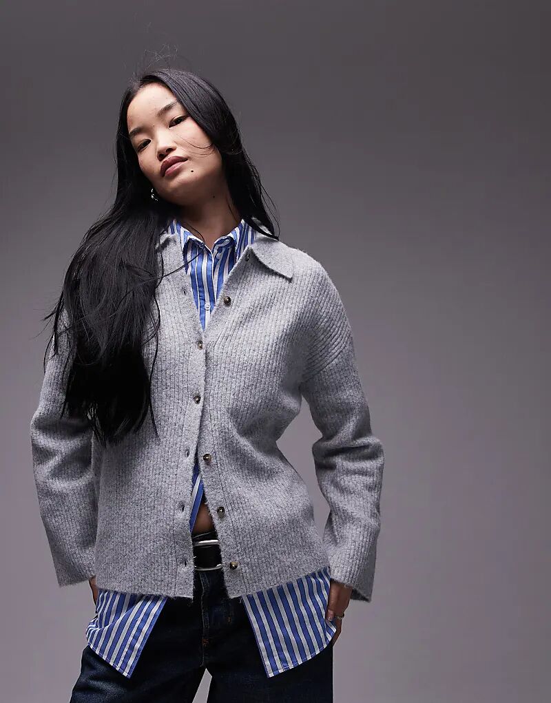 Трикотажный воротник с резинкой на пуговицах через свободную рубашку серого цвета Topshop
Трикотажный воротник с резинкой на пуговицах через свободную рубашку серого цвета Topshop