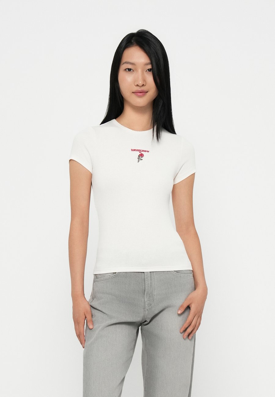 Футболка Tommy Jeans SLIM ROSE TEE, Ancient White/White, Белый, Футболка Tommy Jeans SLIM ROSE TEE, Ancient White/White
Футболка Tommy Jeans SLIM ROSE TEE, Ancient White/White, Белый, Футболка Tommy Jeans SLIM ROSE TEE, Ancient White/White