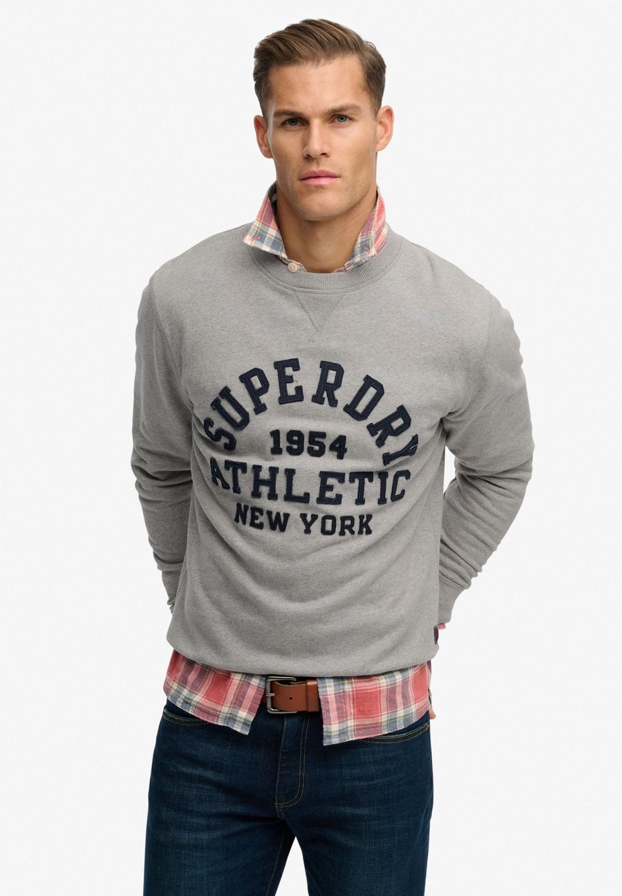 Толстовка Superdry & Co VINTAGE ATHLETIC CREW, Vintage Light Grey Marl Navy/Light Grey
Толстовка Superdry & Co VINTAGE ATHLETIC CREW, Vintage Light Grey Marl Navy/Light Grey