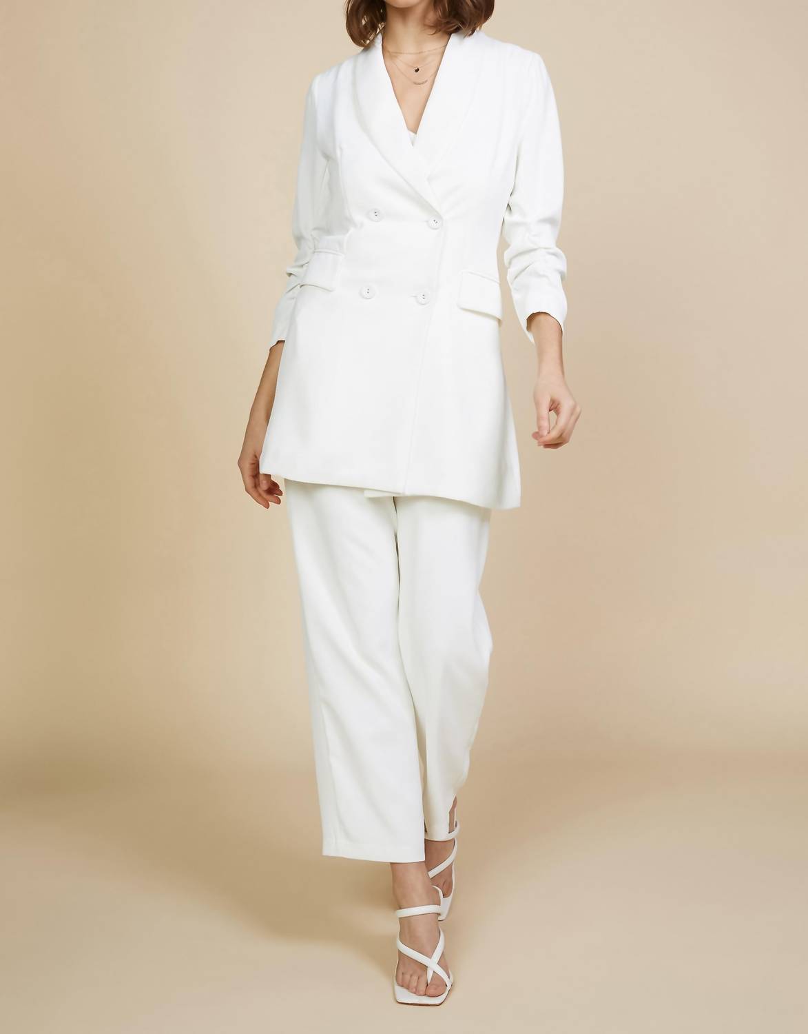 Двубортный пиджак белого цвета SKIES ARE BLUE
Двубортный пиджак белого цвета SKIES ARE BLUE