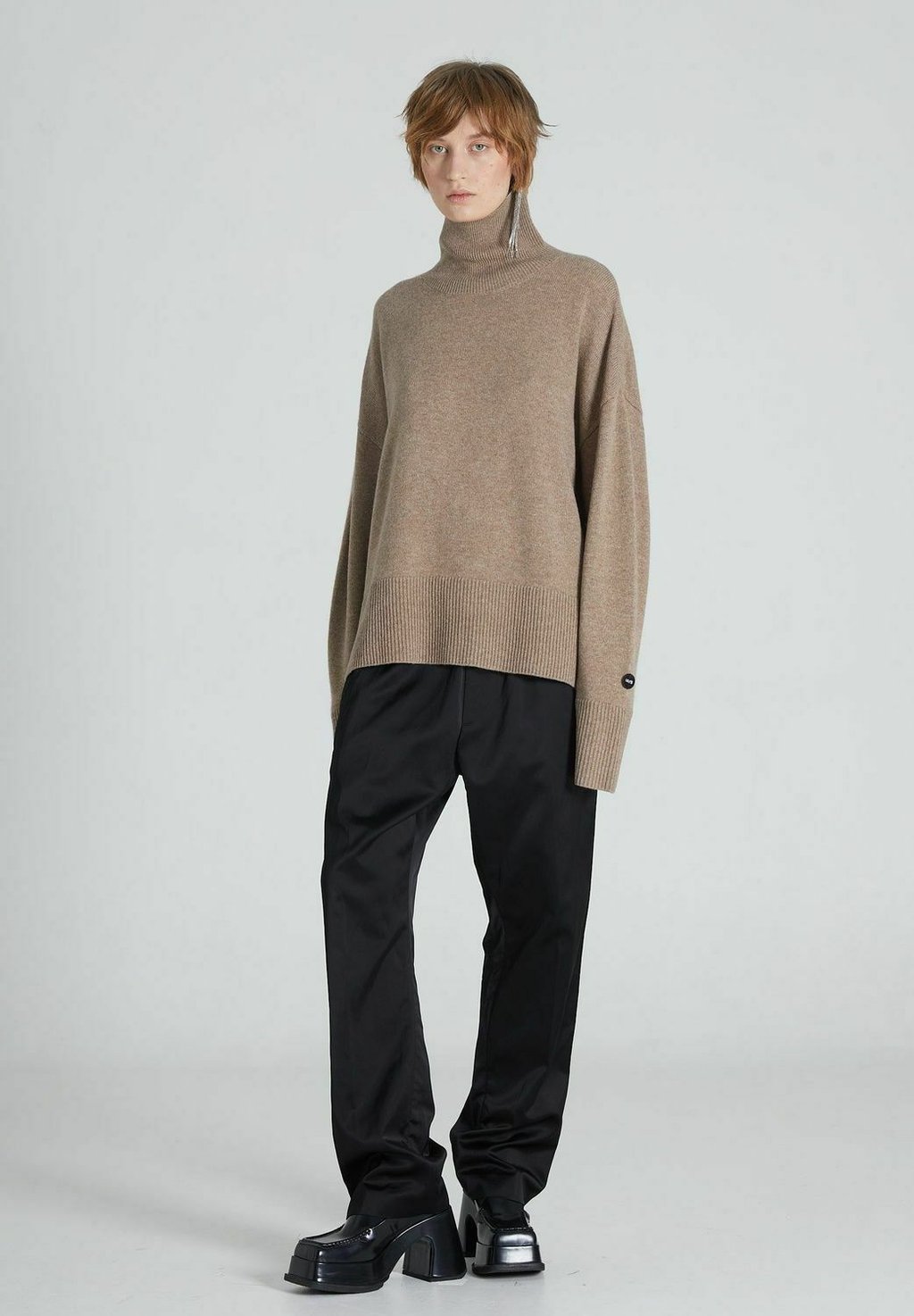 Джемпер TURTLENECK CINNAMON I AM YOUR SISTER, коричневый
Джемпер TURTLENECK CINNAMON I AM YOUR SISTER, коричневый