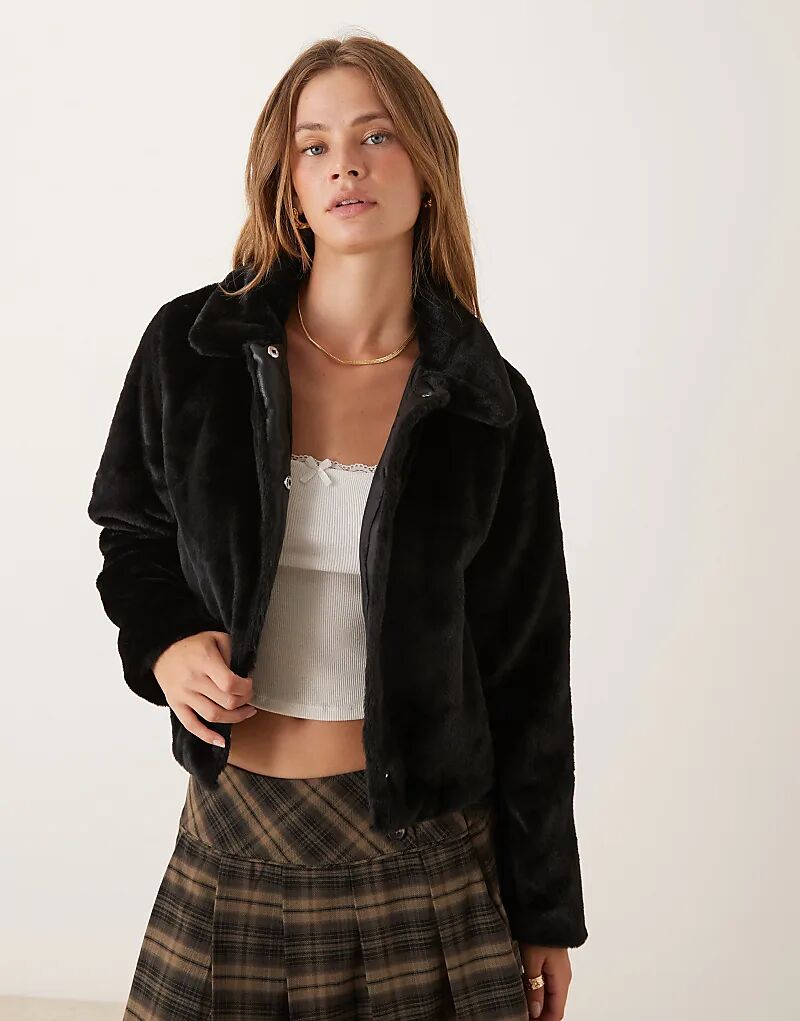 Укороченная куртка JDY из искусственного меха с воротником черного цвета
Укороченная куртка JDY из искусственного меха с воротником черного цвета