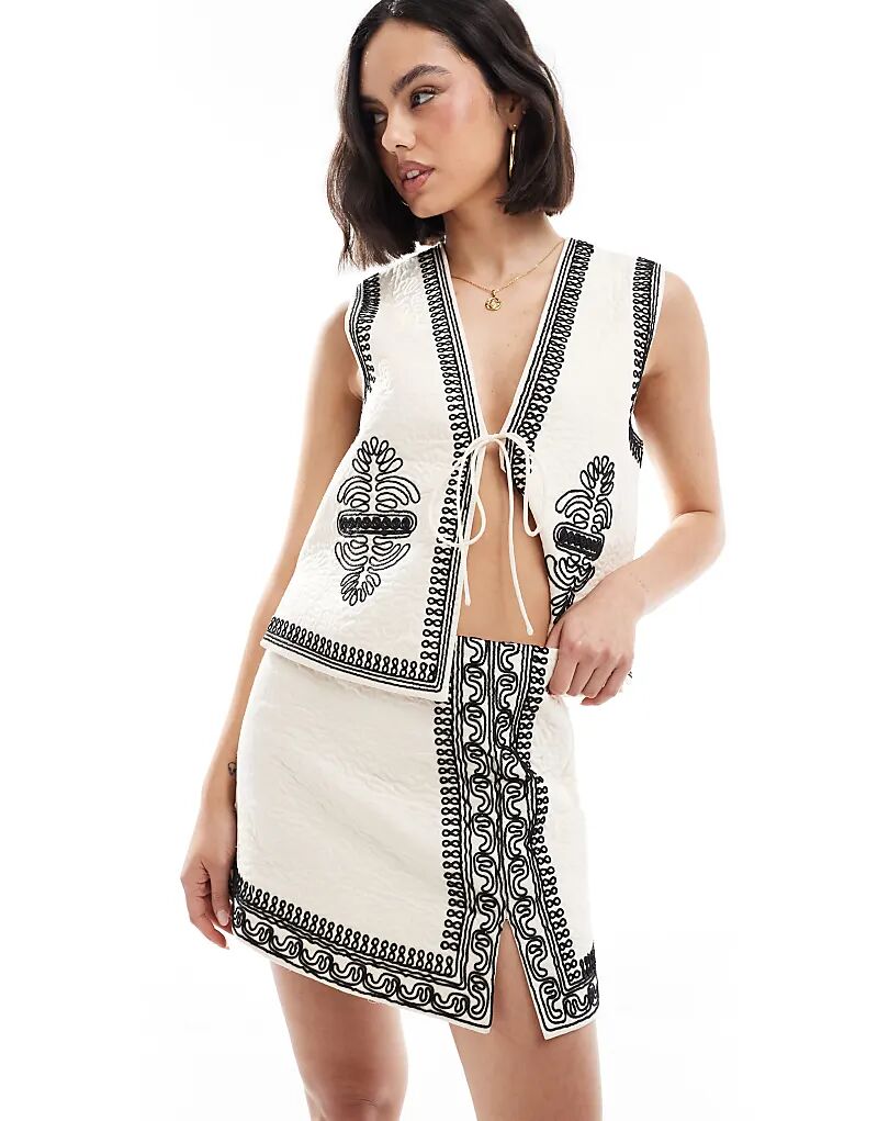 Стеганая мини-юбка с вышивкой от ASOS DESIGN кремового цвета 
Стеганая мини-юбка с вышивкой от ASOS DESIGN кремового цвета