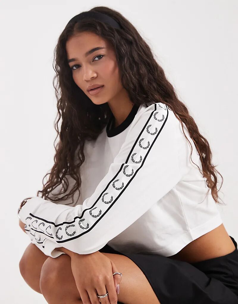 Лонгслив с длинным рукавом Fred Perry белого цвета с клейкой лентой
Лонгслив с длинным рукавом Fred Perry белого цвета с клейкой лентой