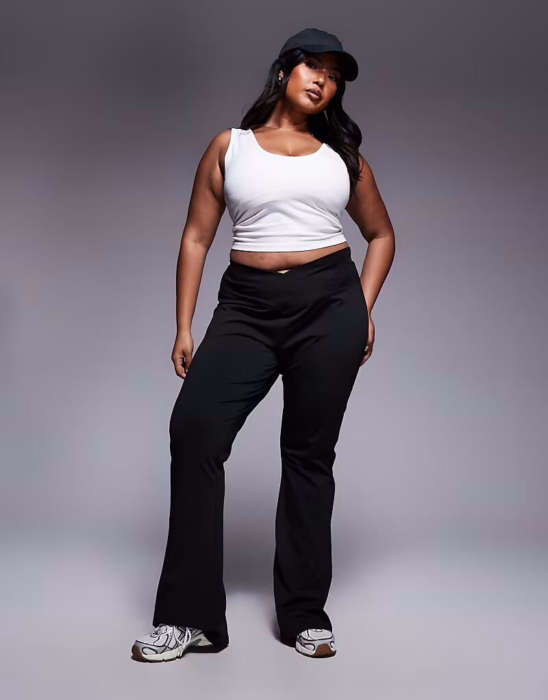 Черные брюки-клеш с высокой талией и перекрестными бретелями Curve Asos Curve
Черные брюки-клеш с высокой талией и перекрестными бретелями Curve Asos Curve