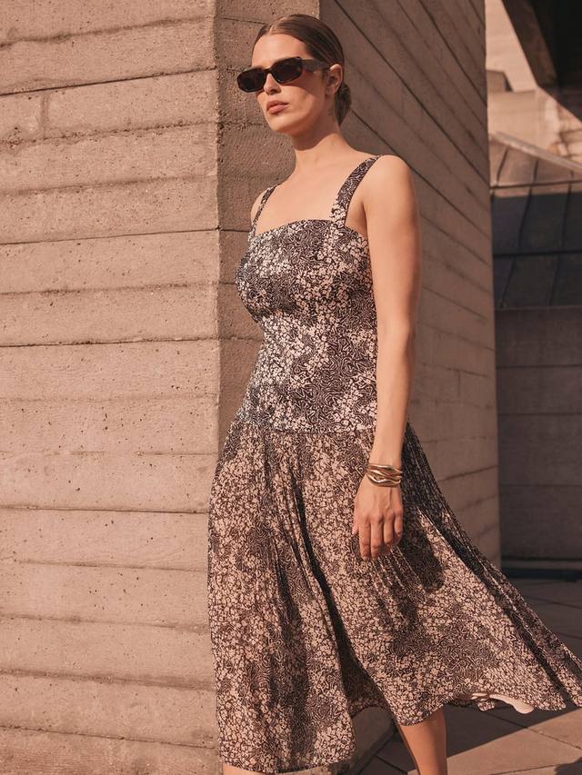 Платье миди из хлопка с цветочным принтом Mint Velvet
Платье миди из хлопка с цветочным принтом Mint Velvet