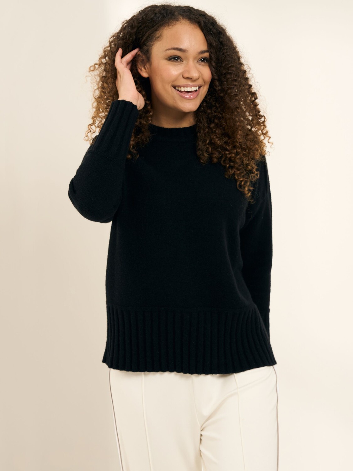 Джемпер-воронка Truly, черный
Джемпер-воронка Truly, черный