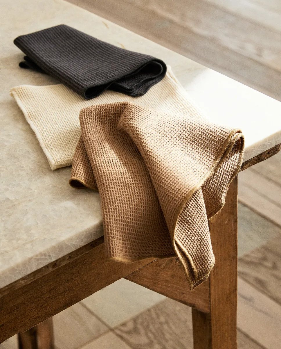 Вафельные чистящие кухонные полотенца (3 шт. в упаковке) Zara Home, цвет Grey/Tan
Вафельные чистящие кухонные полотенца (3 шт. в упаковке) Zara Home, цвет Grey/Tan