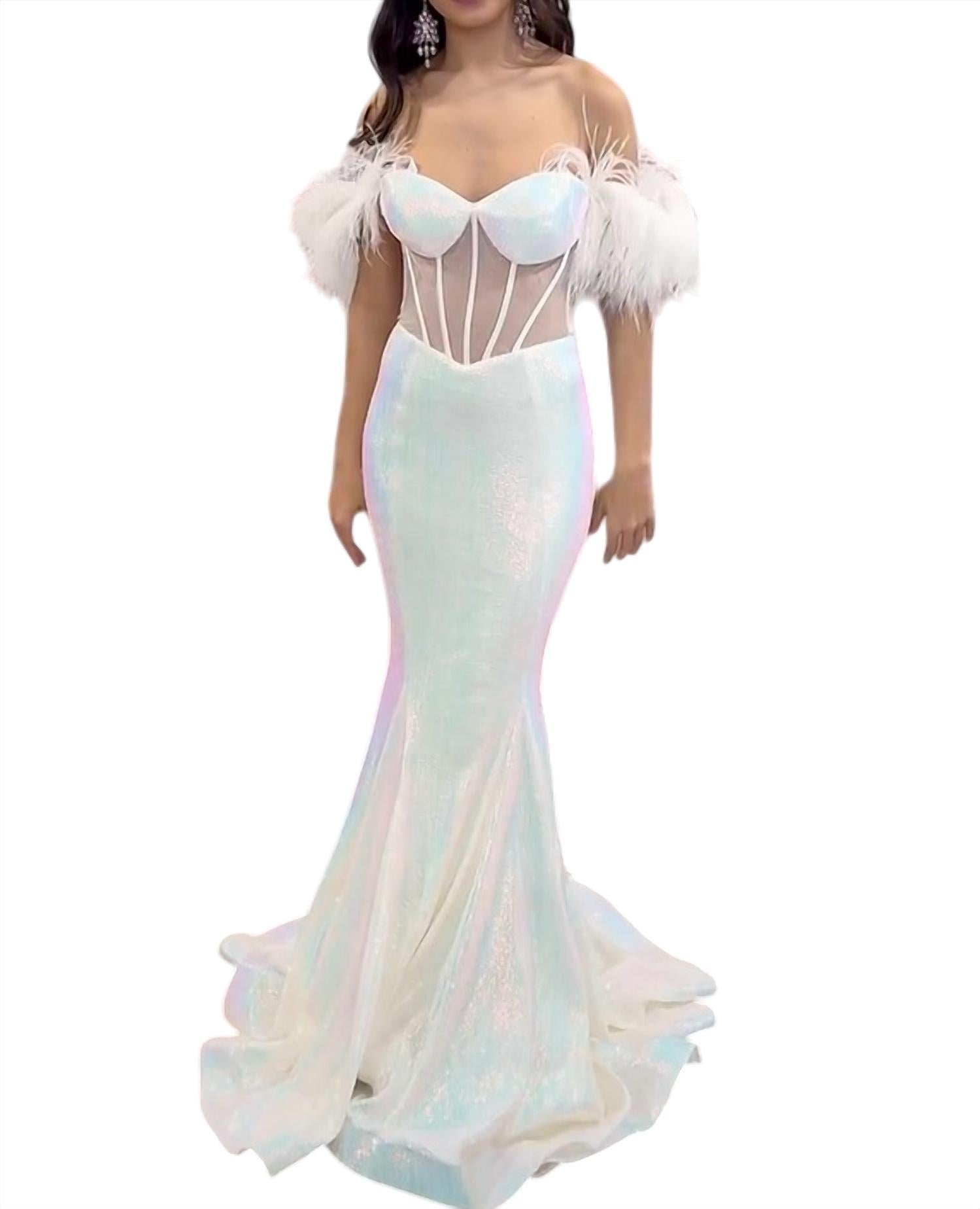 Платье с открытыми плечами и перьевыми деталями в переливающемся белом цвете Ava Presley