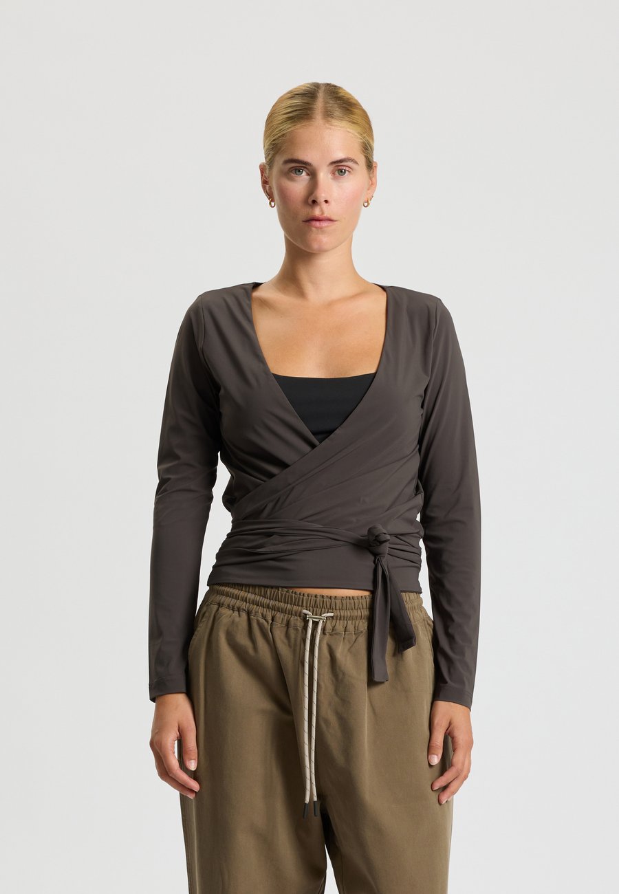 Блуза rethinkit studios VALENCIA, Almost Black/Anthracite
Блуза rethinkit studios VALENCIA, Almost Black/Anthracite