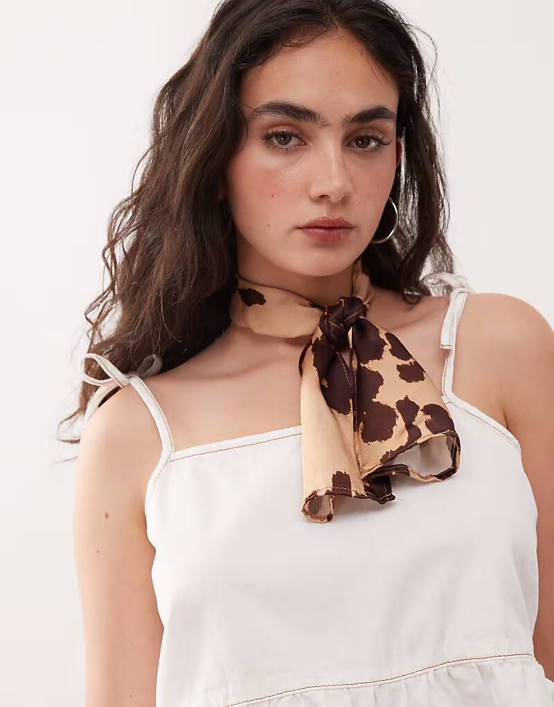 Восстановленный винтажный атласный шейный платок с коровьим принтом Reclaimed Vintage
Восстановленный винтажный атласный шейный платок с коровьим принтом Reclaimed Vintage