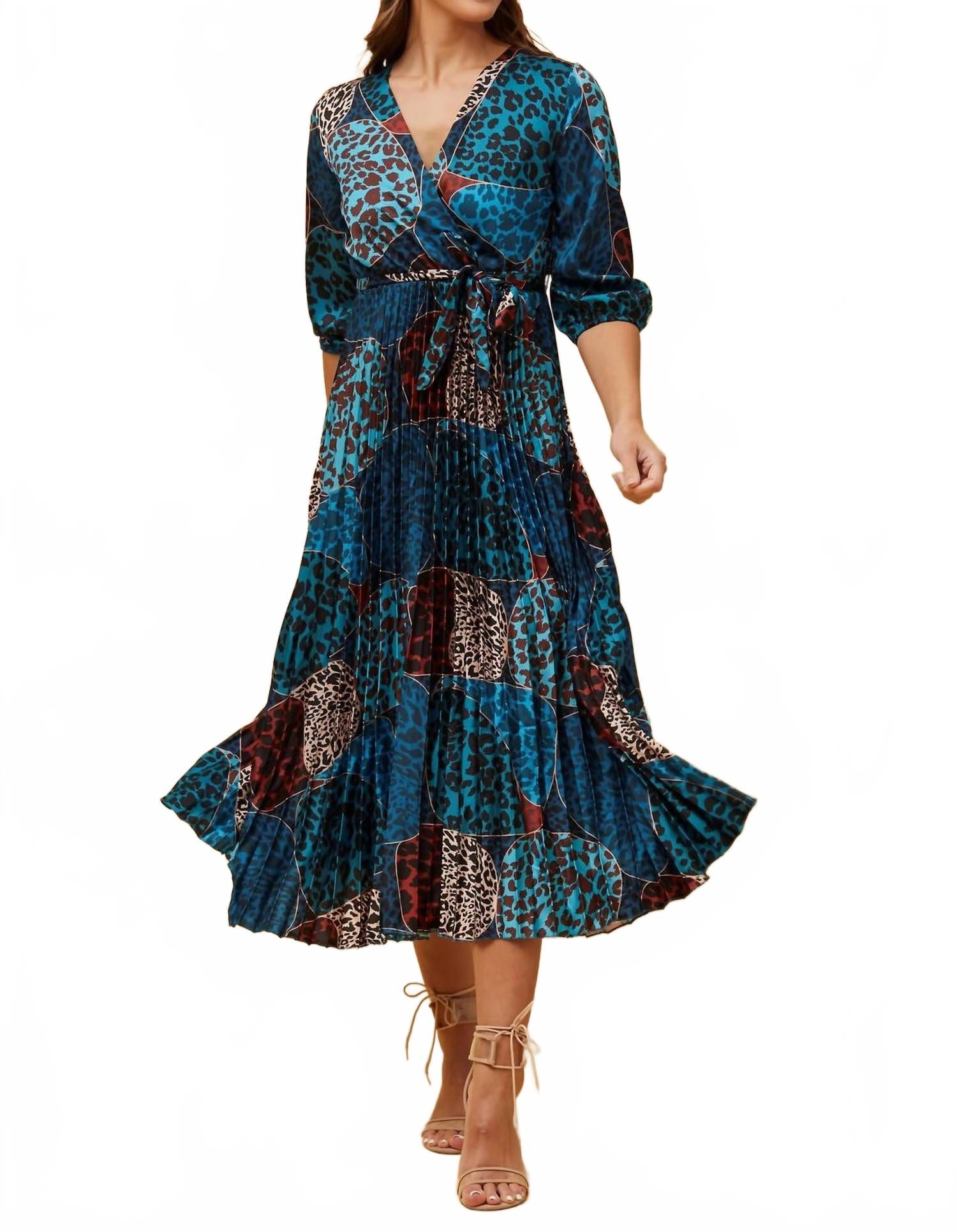 Сатиновое плиссированное платье с анималистичным принтом в сине-многоцветном оттенке Papillon
Сатиновое плиссированное платье с анималистичным принтом в сине-многоцветном оттенке Papillon