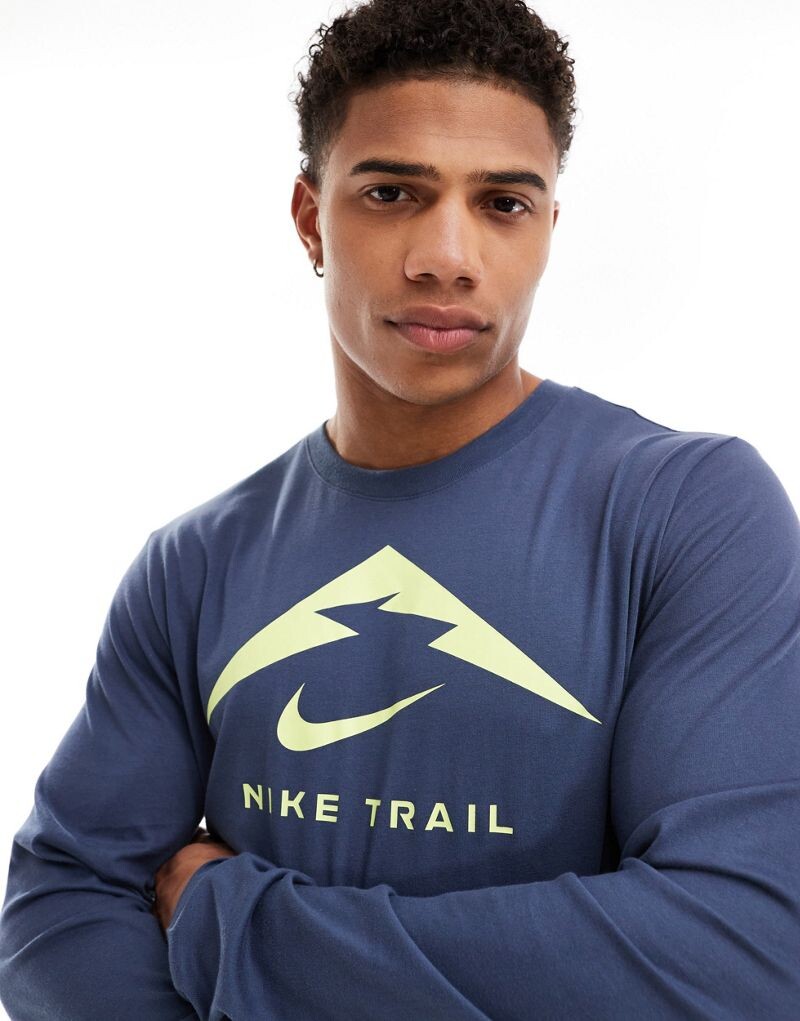 Nike — Trail Dri-FIT — темно-синяя футболка с длинными рукавами и графикой
Nike — Trail Dri-FIT — темно-синяя футболка с длинными рукавами и графикой