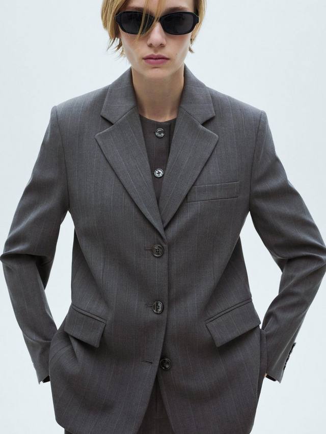 Блейзер от tauro в тонкую полоску Mango, серый
Блейзер от tauro в тонкую полоску Mango, серый