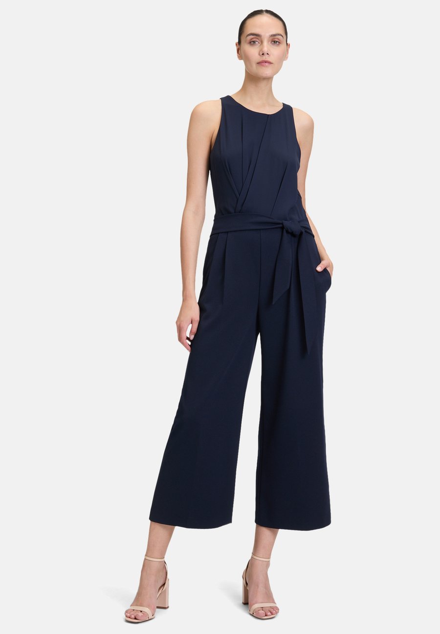 Комбинезон Vera Mont MIT BINDEGÜRTEL, Night Sky/Blue
Комбинезон Vera Mont MIT BINDEGÜRTEL, Night Sky/Blue