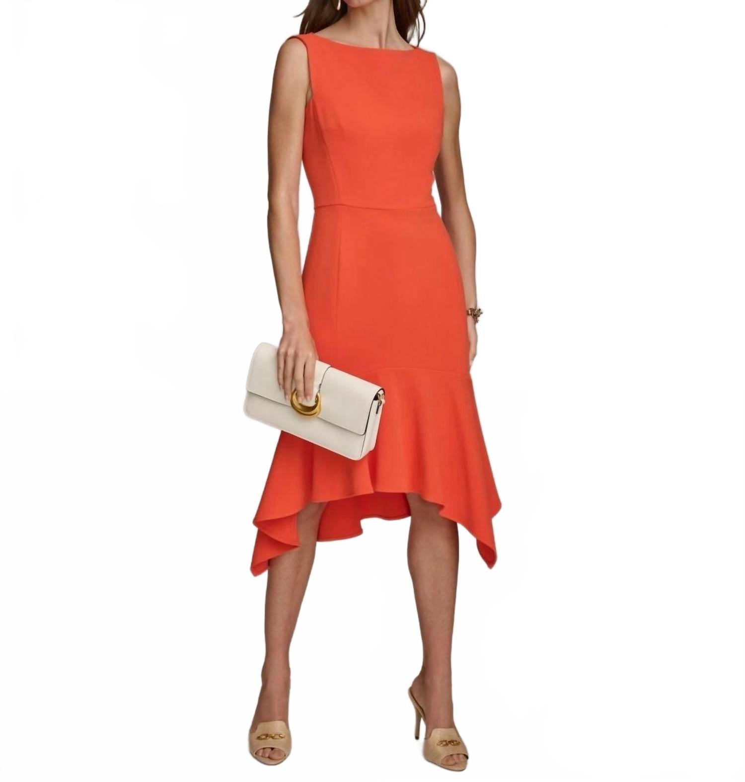 Оранжевое платье-футляр с лодочкой, без рукавов и воланами по подолу Donna Karan
Оранжевое платье-футляр с лодочкой, без рукавов и воланами по подолу Donna Karan