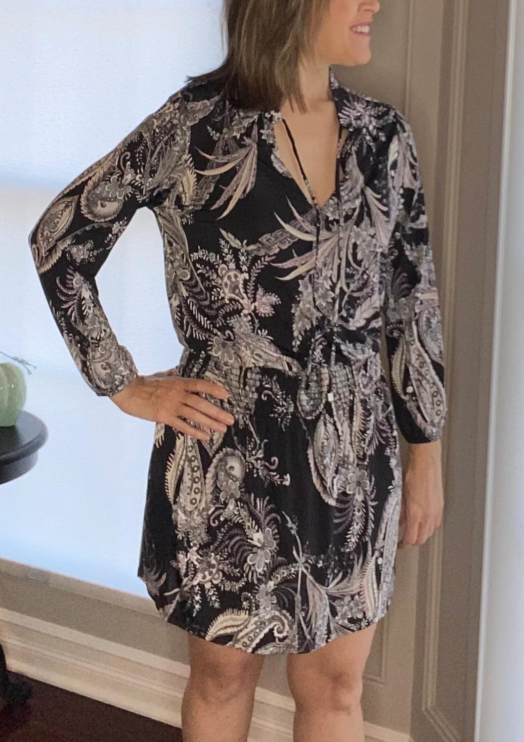 Платье со сборочными деталями в черном цвете с принтом пейсли Ariella
Платье со сборочными деталями в черном цвете с принтом пейсли Ariella