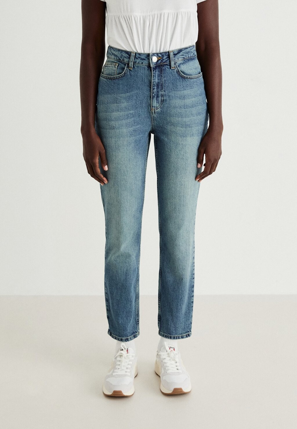 Джинсы прямого кроя NMNILLIE MOM Noisy May, синий деним
Джинсы прямого кроя NMNILLIE MOM Noisy May, синий деним