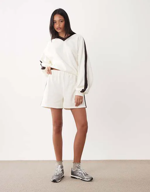 Темно-синие и кремовые шорты ASOS DESIGN
Темно-синие и кремовые шорты ASOS DESIGN