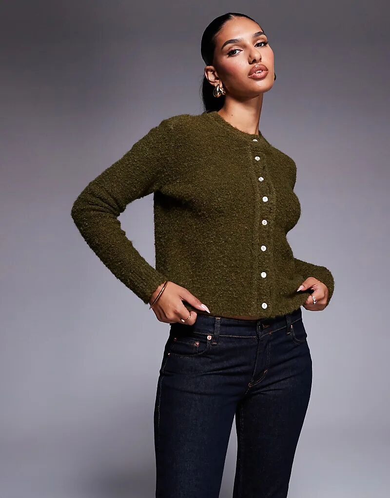 Вязаный кардиган Aria Cove из букле с пуговицами цвета хаки
Вязаный кардиган Aria Cove из букле с пуговицами цвета хаки