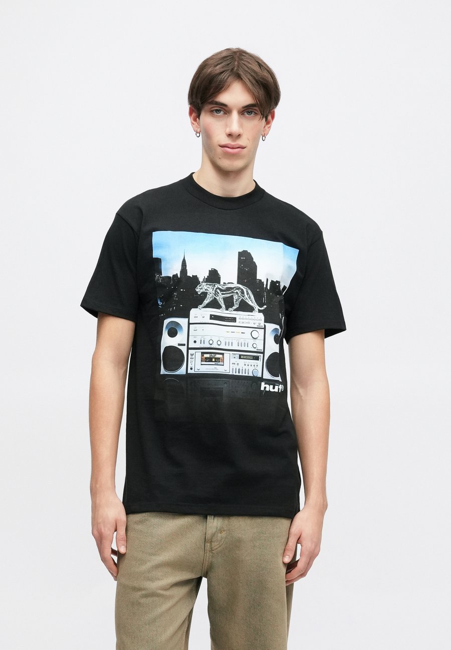 Футболка HUF MIDNIGHT RADIO TEE UNISEX, Black, Черный, Футболка HUF MIDNIGHT RADIO TEE UNISEX, Black
Футболка HUF MIDNIGHT RADIO TEE UNISEX, Black, Черный, Футболка HUF MIDNIGHT RADIO TEE UNISEX, Black