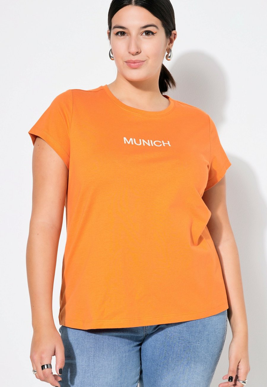 Футболка Studio Untold CLASSIC STICKEREI, HALBARM, Orange, Оранжевый, Футболка Studio Untold CLASSIC STICKEREI, HALBARM, Orange
Футболка Studio Untold CLASSIC STICKEREI, HALBARM, Orange, Оранжевый, Футболка Studio Untold CLASSIC STICKEREI, HALBARM, Orange