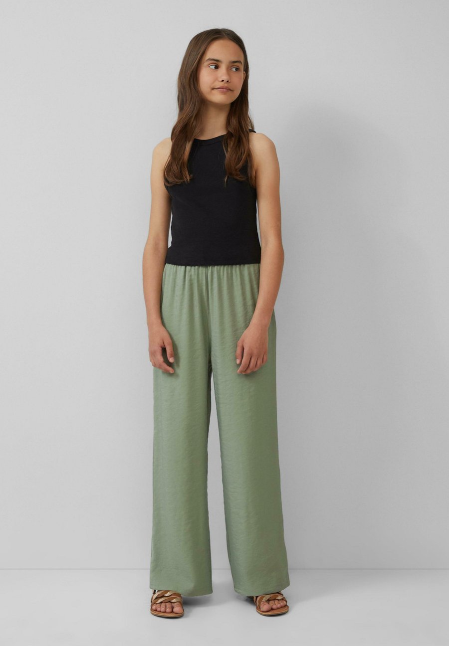 Топ s.Oliver TANK AUS MIT CUT-OUTS, Schwarz/Black
Топ s.Oliver TANK AUS MIT CUT-OUTS, Schwarz/Black