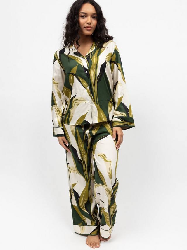 Комплект пижамы Maida Vale с длинными рукавами и цветочным принтом Fable & Eve, Olive Green
Комплект пижамы Maida Vale с длинными рукавами и цветочным принтом Fable & Eve, Olive Green
