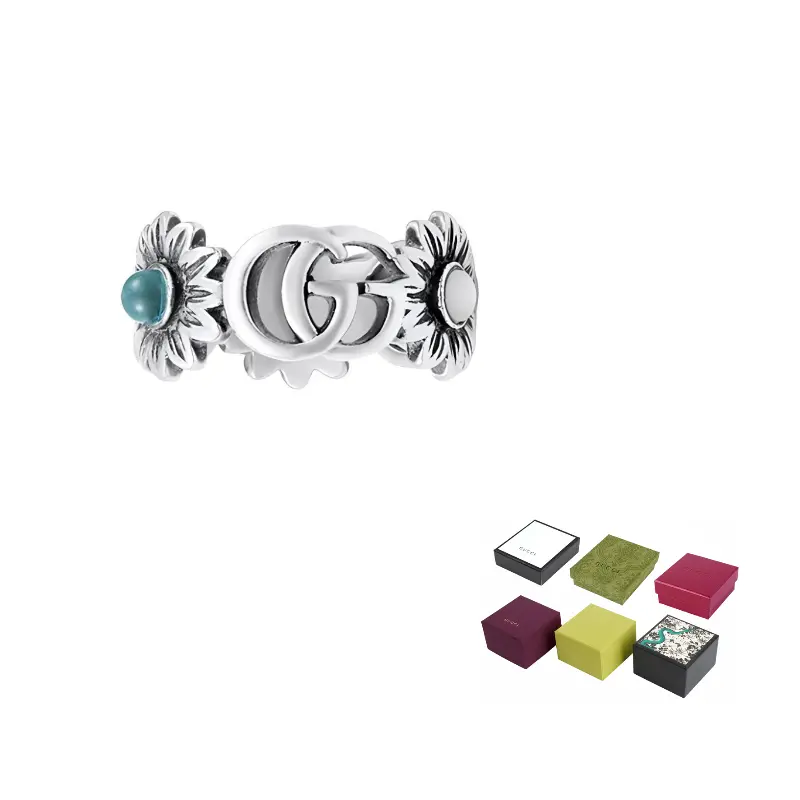 Кольцо Double G с цветочным узором и камнями голубого топаза GUCCI, серебряный
Кольцо Double G с цветочным узором и камнями голубого топаза GUCCI, серебряный