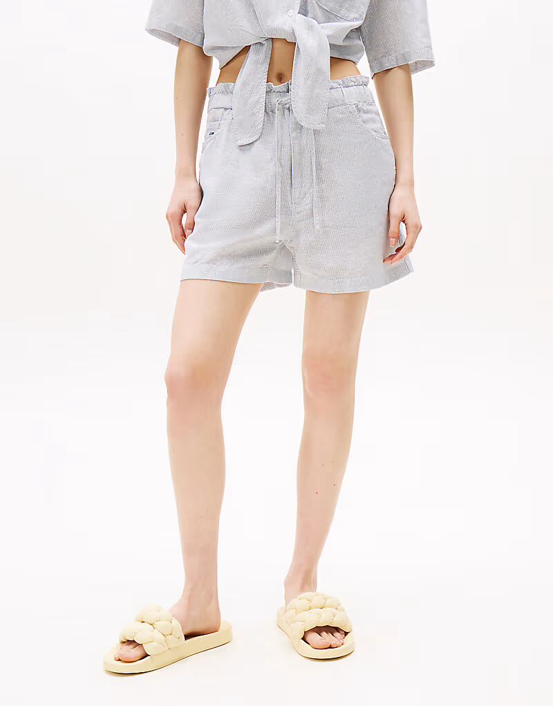 Шорты из хлопка и льна Tommy Jeans светло-серого цвета
Шорты из хлопка и льна Tommy Jeans светло-серого цвета