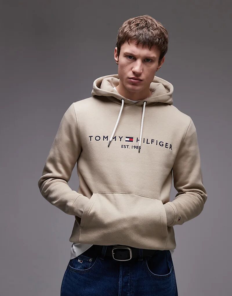 Толстовка с капюшоном и вышитым логотипом, светло-коричневого цвета Tommy Hilfiger
Толстовка с капюшоном и вышитым логотипом, светло-коричневого цвета Tommy Hilfiger