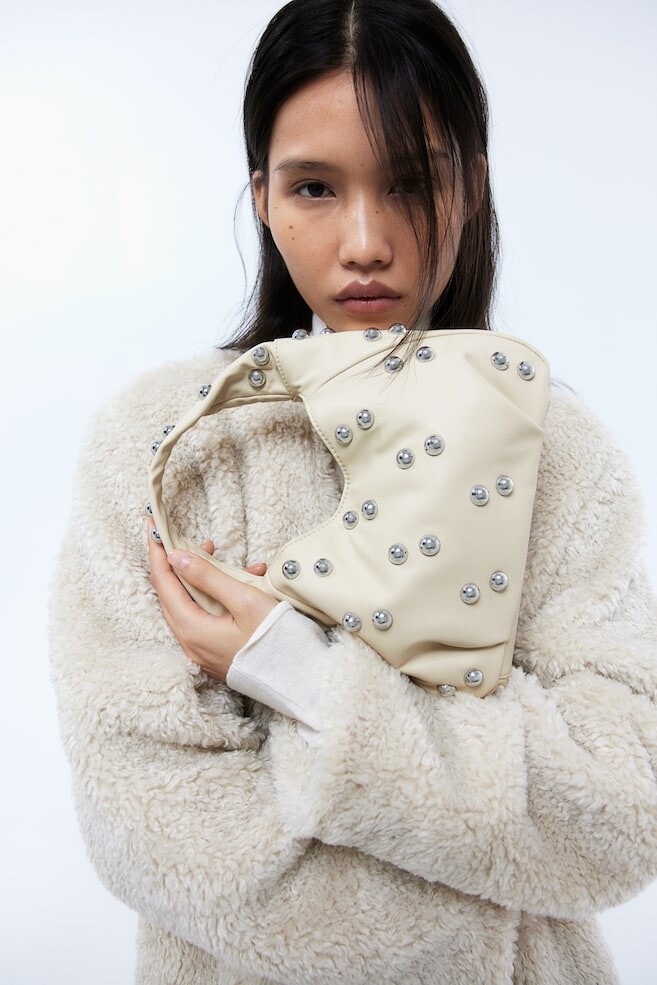 Сумка через плечо с заклепками H&M, бежевый
Сумка через плечо с заклепками H&M, бежевый