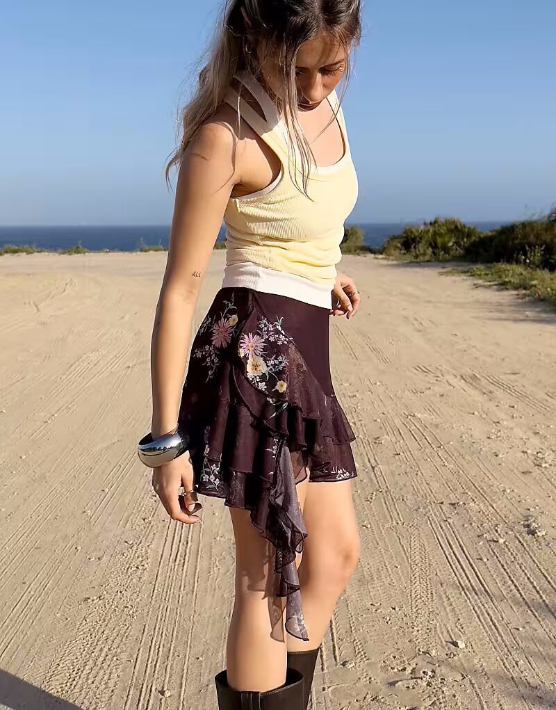 Мини-юбка из тюля с оборками и принтом Bershka в бордовом цвете
Мини-юбка из тюля с оборками и принтом Bershka в бордовом цвете