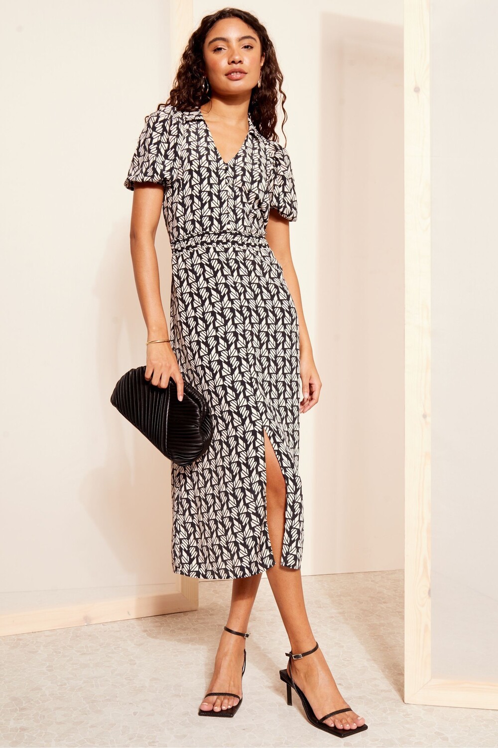 Платье миди со сборкой на талии и воротником Friends Like These, черный
Платье миди со сборкой на талии и воротником Friends Like These, черный