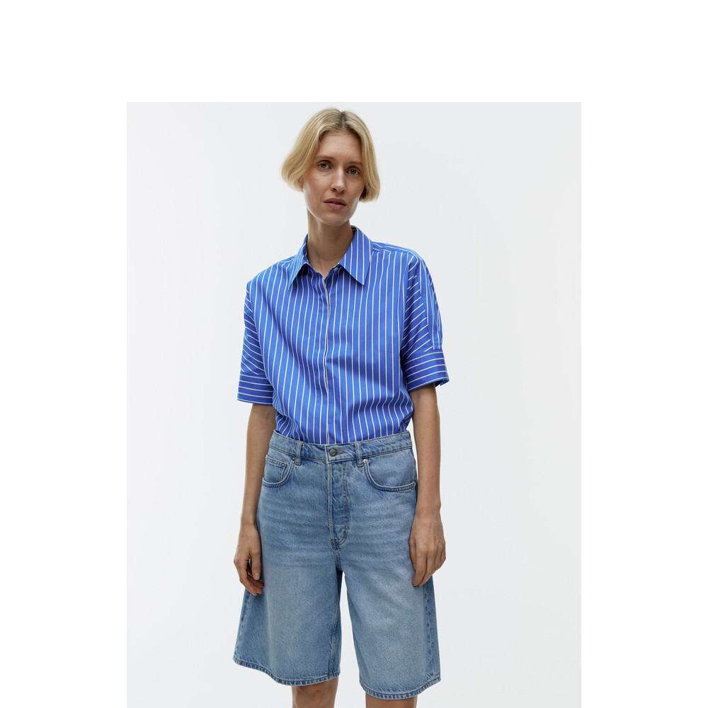 Шорты джинсовые женские Arket с высокой талией, светло-голубой
Шорты джинсовые женские Arket с высокой талией, светло-голубой