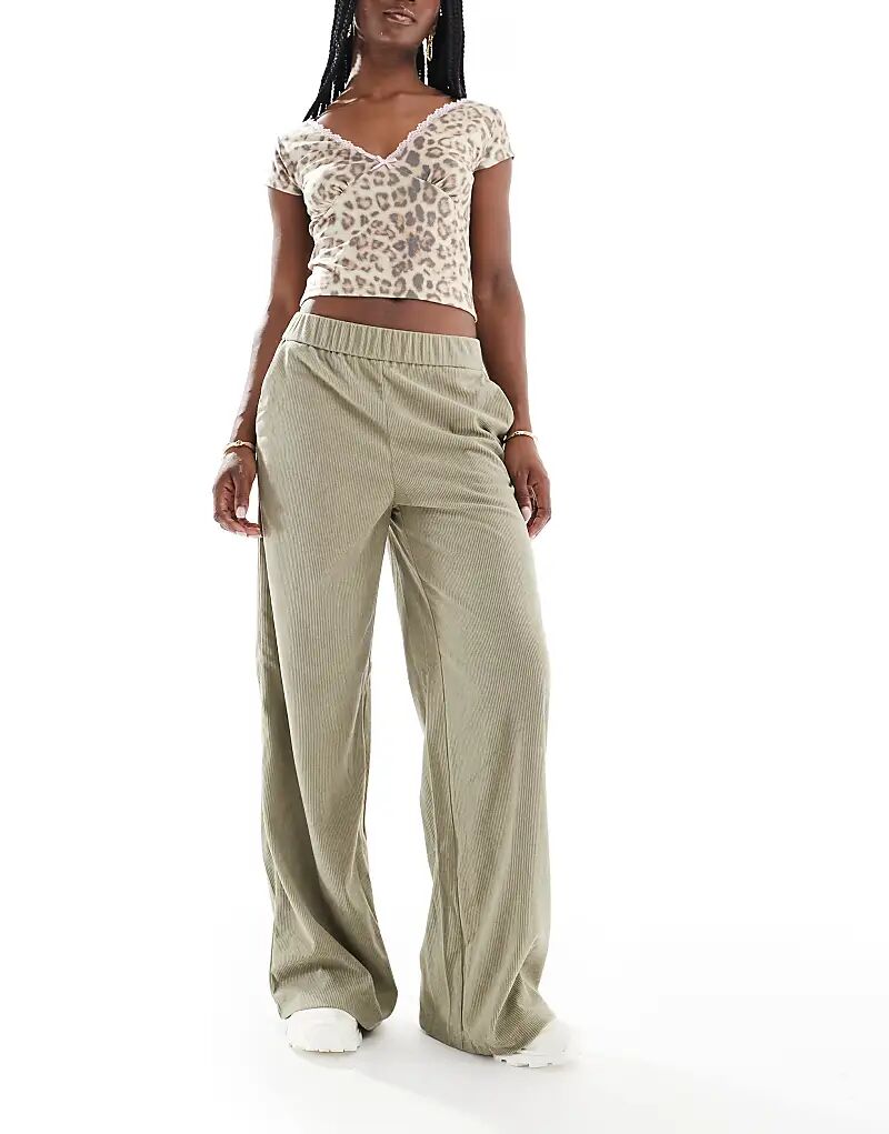 Широкие брюки на шнурке цвета шалфея ONLY
Широкие брюки на шнурке цвета шалфея ONLY