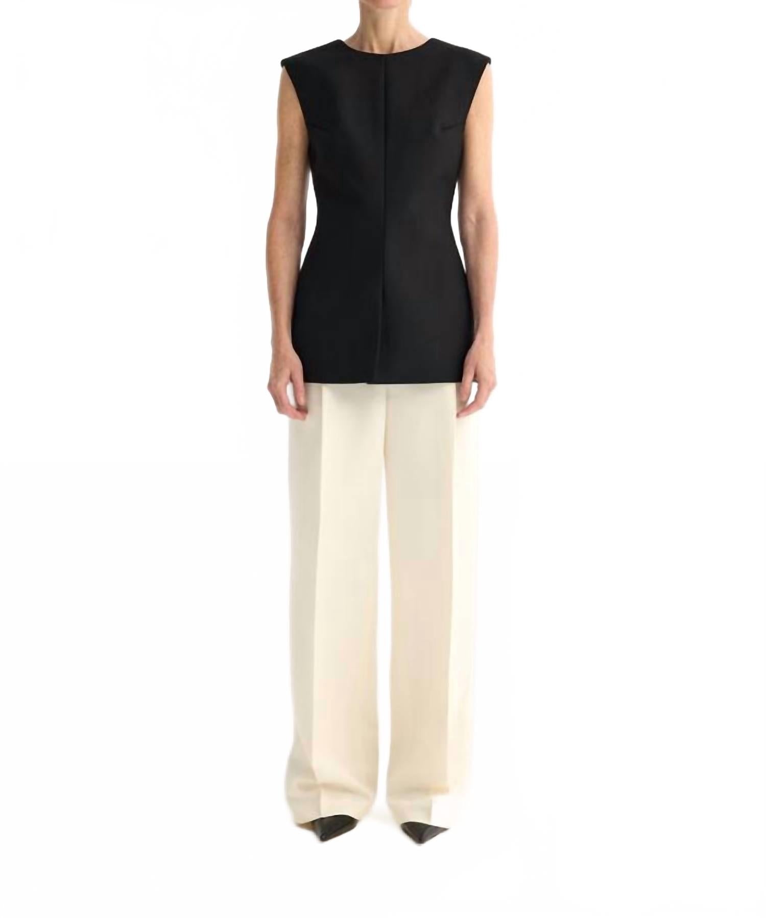 Черный топ с изогнутым вырезом без рукавов и открытой спиной ROHE
Черный топ с изогнутым вырезом без рукавов и открытой спиной ROHE