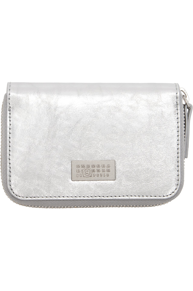 Кожаный кошелек на молнии с цифровым изображением Mm6 Maison Margiela, серебро
Кожаный кошелек на молнии с цифровым изображением Mm6 Maison Margiela, серебро