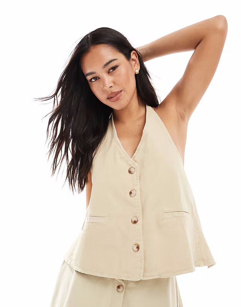 Джинсовый жилет с завязкой на шее и воротником-халтером, песочного цвета Asos Design
Джинсовый жилет с завязкой на шее и воротником-халтером, песочного цвета Asos Design