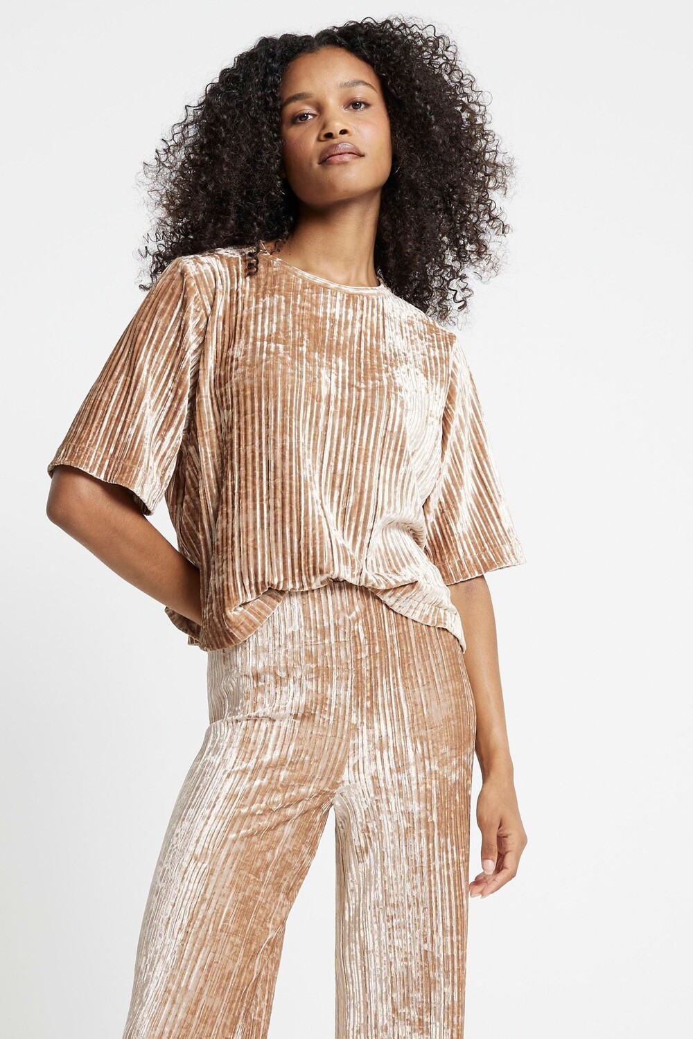 Бархатная плиссированная футболка River Island, бежевый
Бархатная плиссированная футболка River Island, бежевый