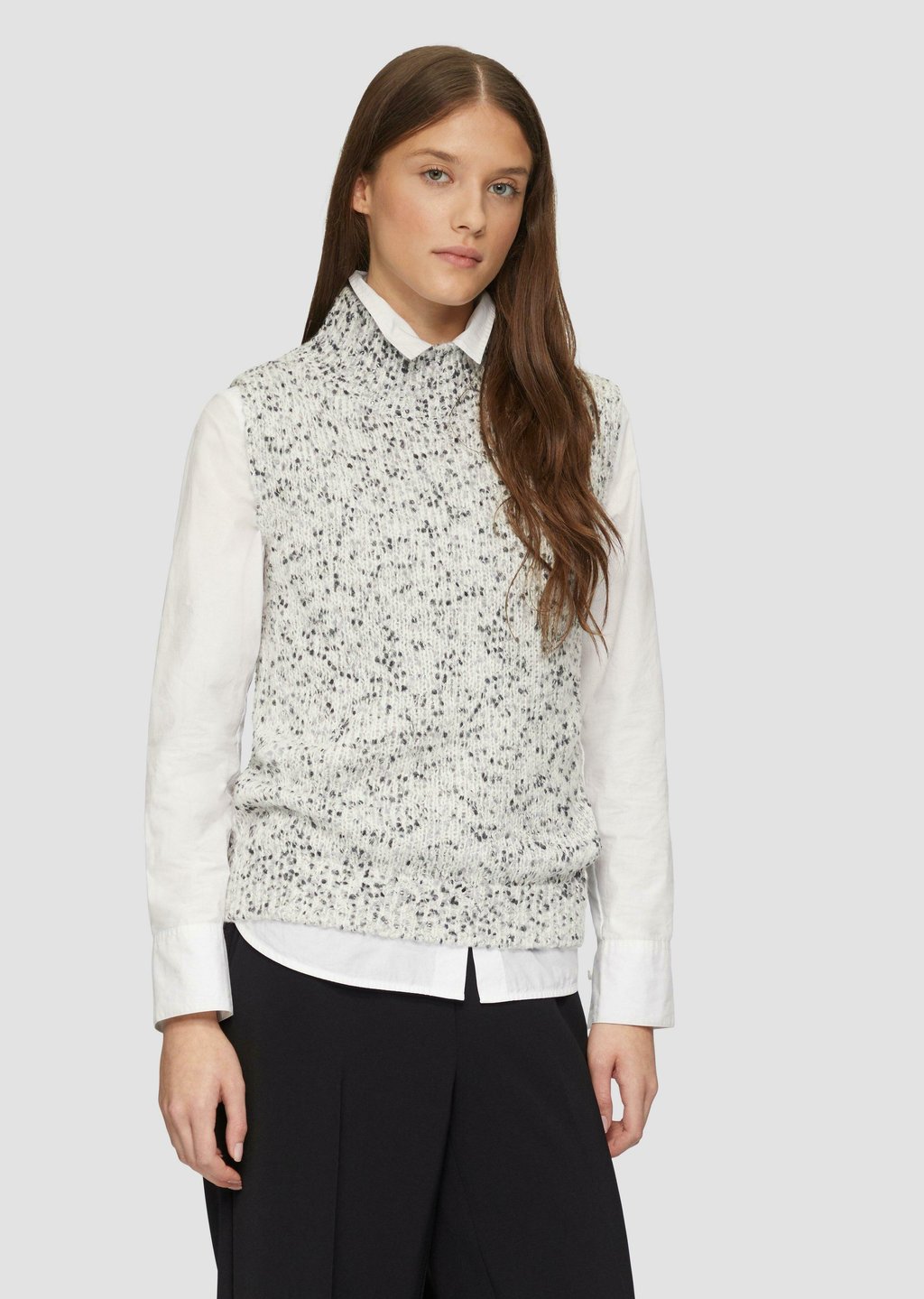 Джемпер WEICHER MIT MUSTER UND STEHKRAGEN s.Oliver, антрацит 
Джемпер WEICHER MIT MUSTER UND STEHKRAGEN s.Oliver, антрацит