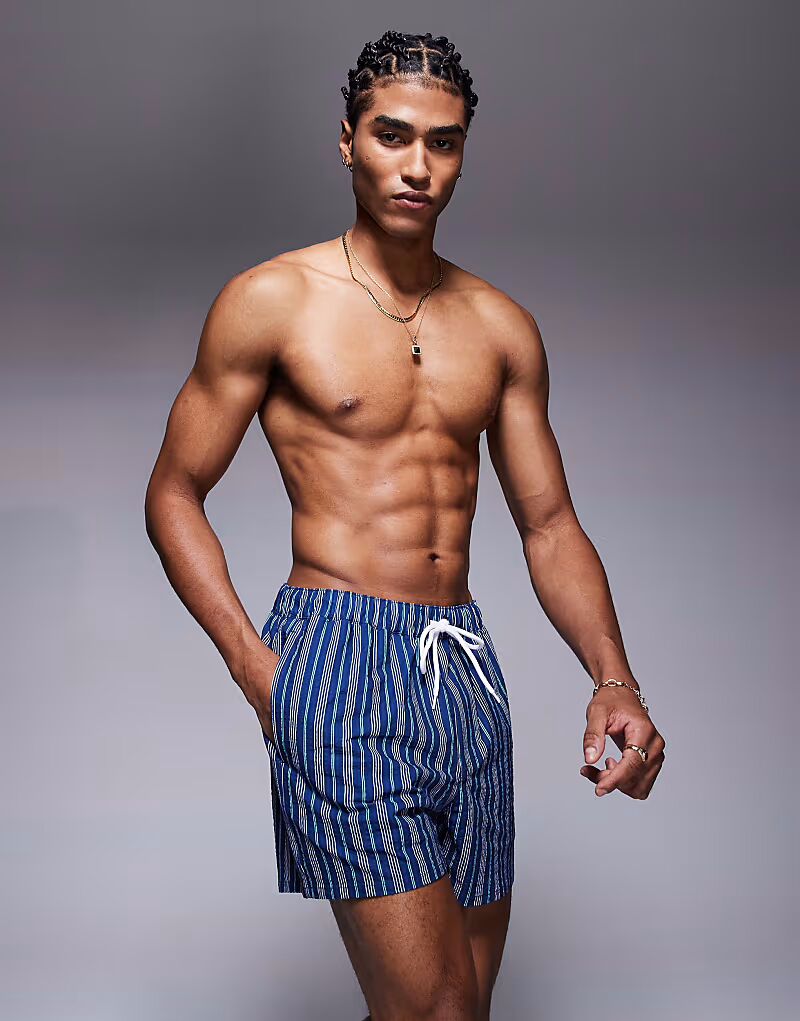 Короткие шорты для плавания ASOS DESIGN с синей полоской
Короткие шорты для плавания ASOS DESIGN с синей полоской