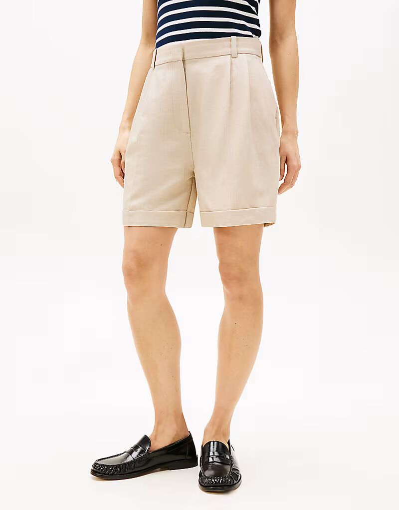 Короткие плиссированные шорты Tommy Hilfiger из смеси льна бежевого цвета
Короткие плиссированные шорты Tommy Hilfiger из смеси льна бежевого цвета