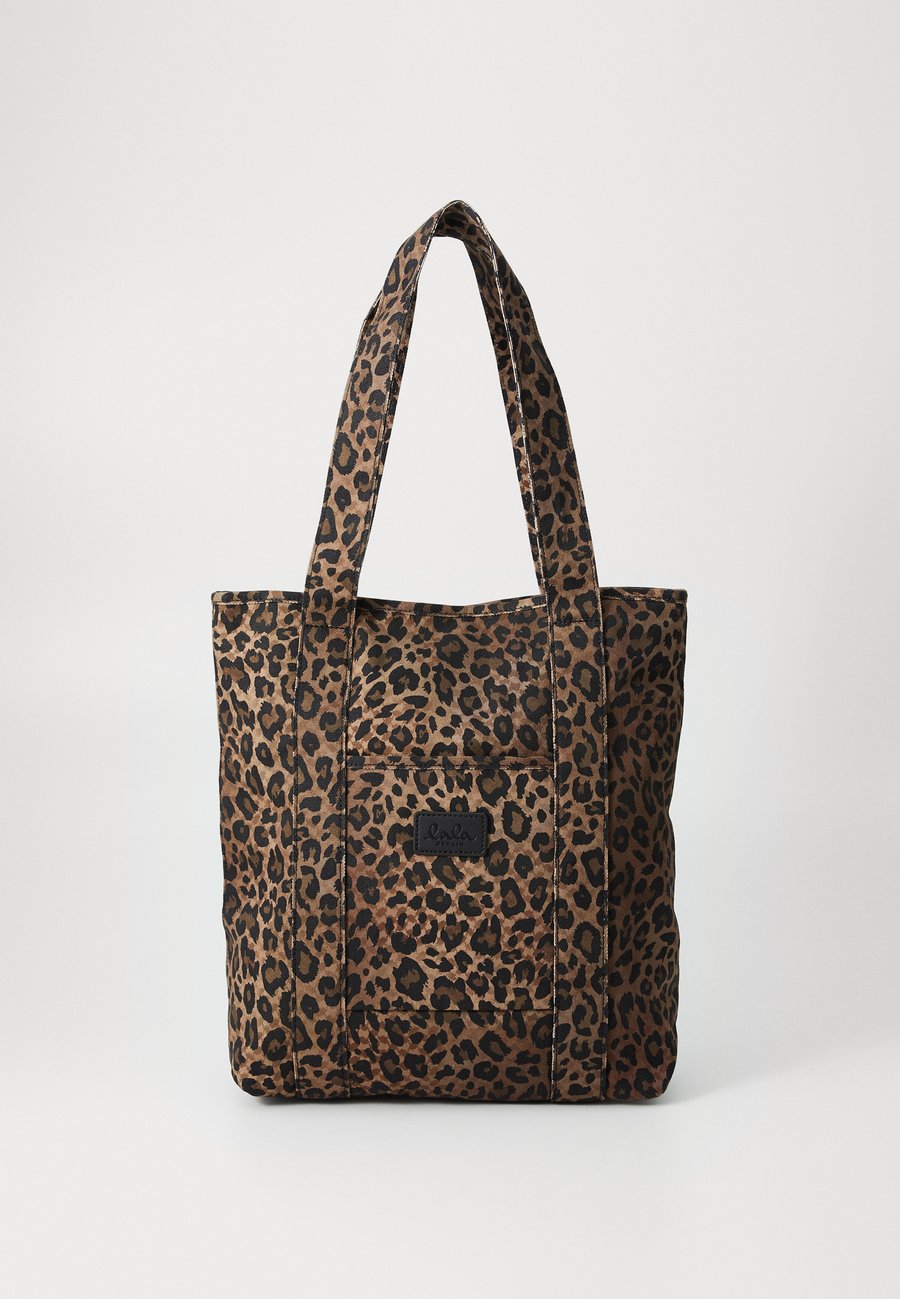 Сумка-шоппер lala Berlin TOTE CARMELA PRINTED DARK BROWN , Dark Brown /Multi-Coloured
Сумка-шоппер lala Berlin TOTE CARMELA PRINTED DARK BROWN , Dark Brown /Multi-Coloured