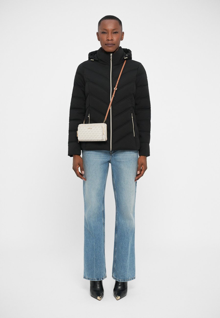 Сумка кросс-боди MICHAEL Michael Kors JET SET CONTINENTAL, Vanilla/Off-White
Сумка кросс-боди MICHAEL Michael Kors JET SET CONTINENTAL, Vanilla/Off-White
