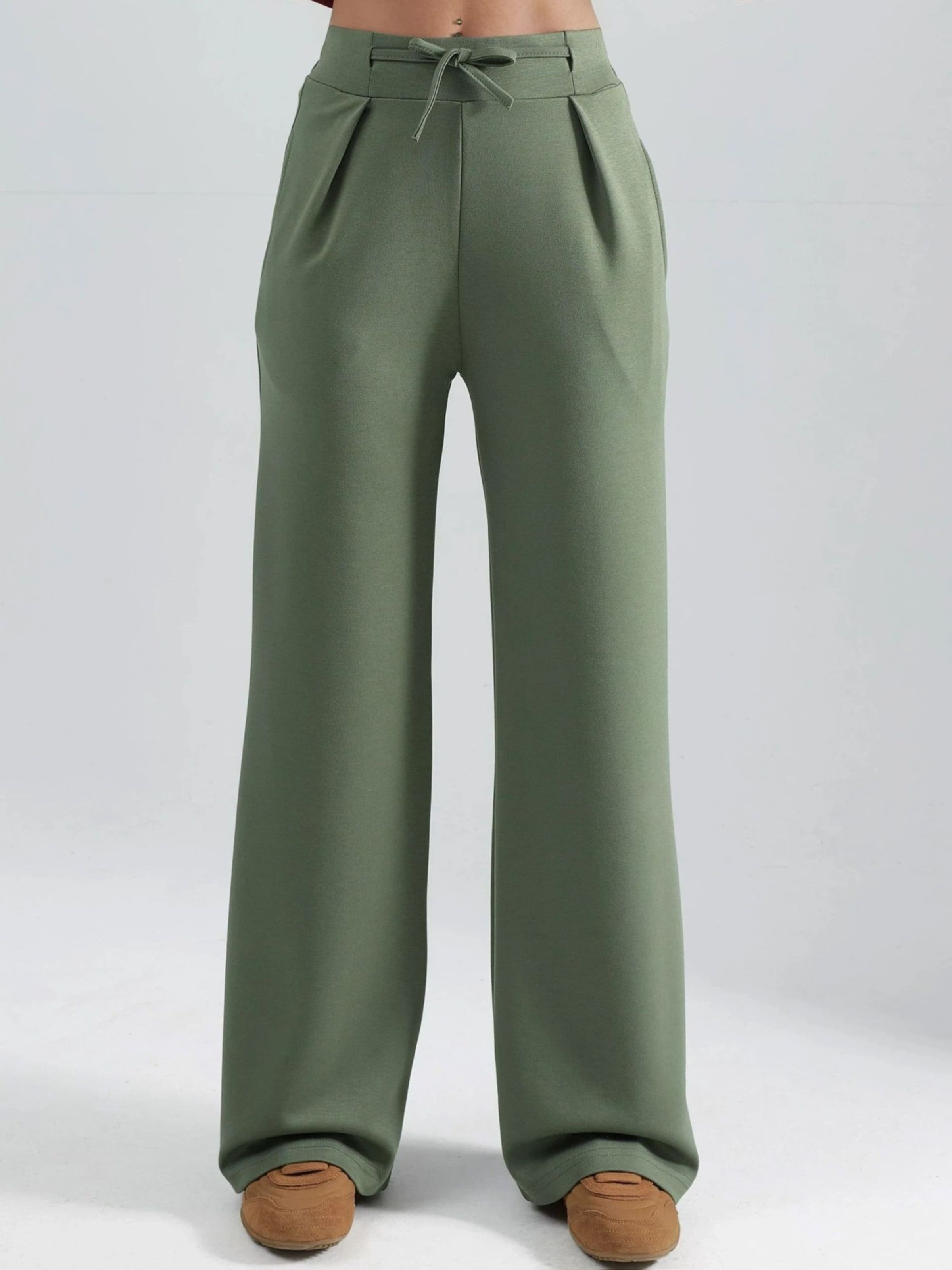 Hiccup Широкие брюки в зеленом цвете
Hiccup Широкие брюки в зеленом цвете