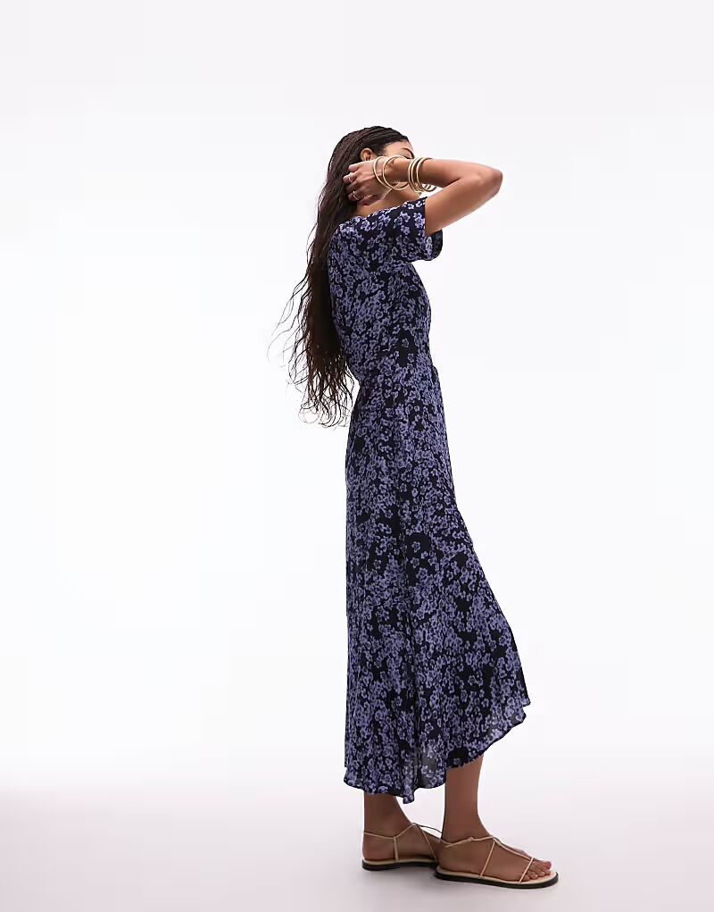 & Other Stories Платье-халат midaxi с абстрактным мелким цветочным принтом
& Other Stories Платье-халат midaxi с абстрактным мелким цветочным принтом